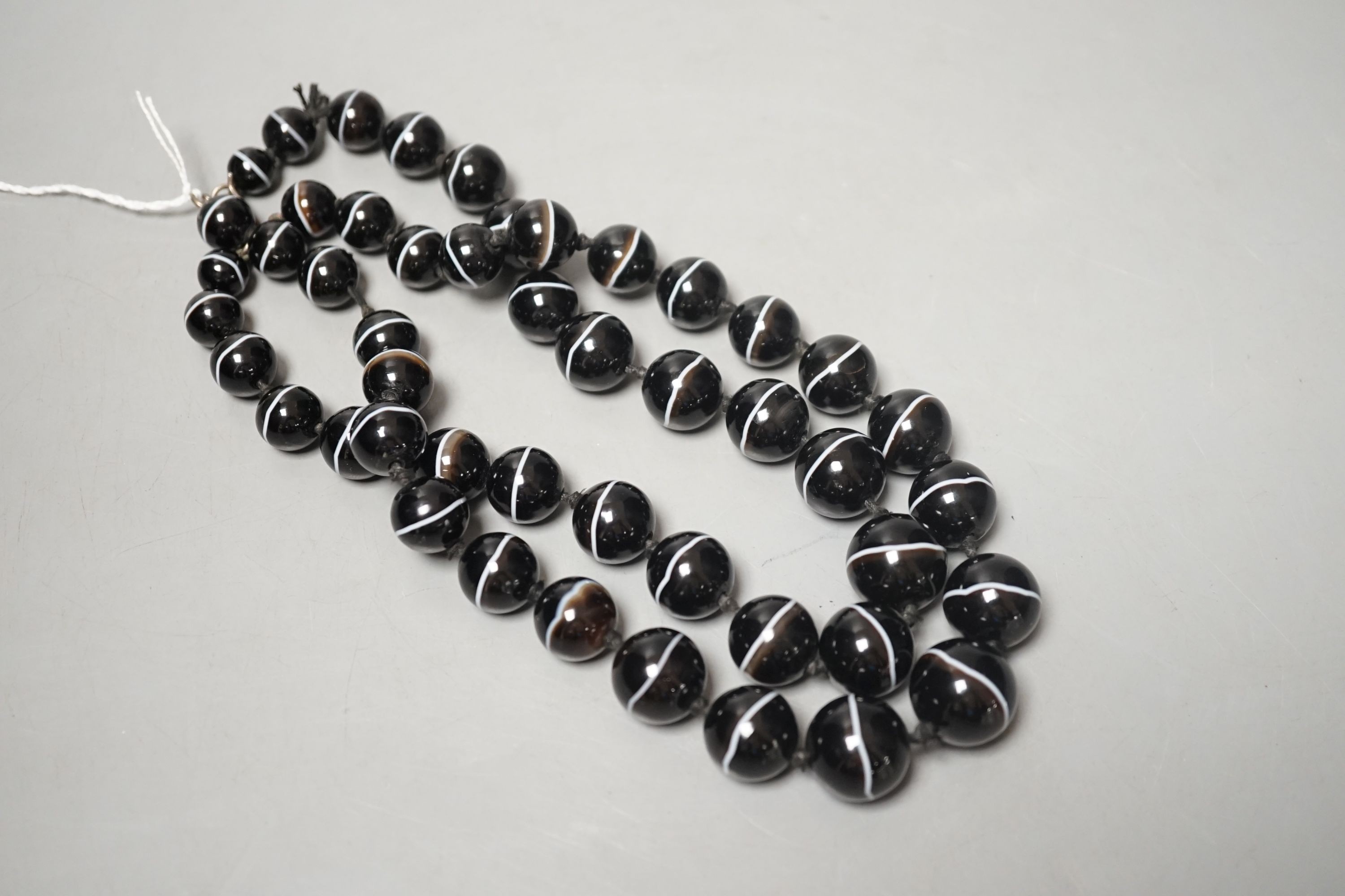 A single/double strand graduated banded agate bead necklace, 40cm or 82cm.